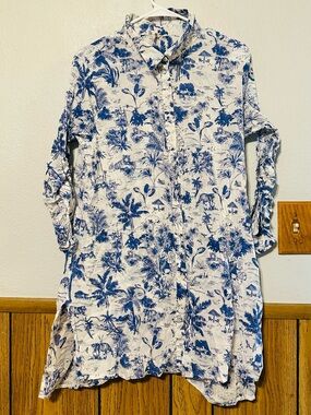 Violet sky women size XL Blue and White Tropical Print Button-Up Shirt